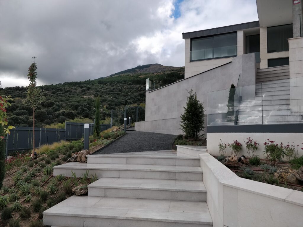 Acceso exterior de vivienda moderna con diseño arquitectónico eficiente y aislamiento térmico