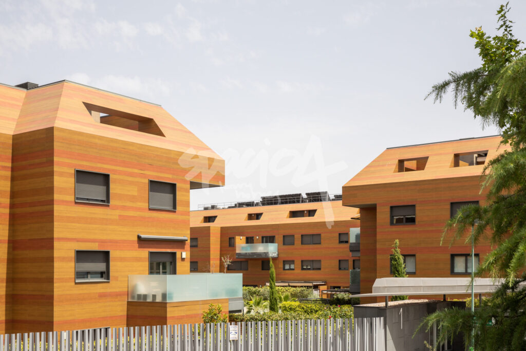 Conjunto residencial moderno con edificios de diseño contemporáneo y zonas comunes ajardinadas
