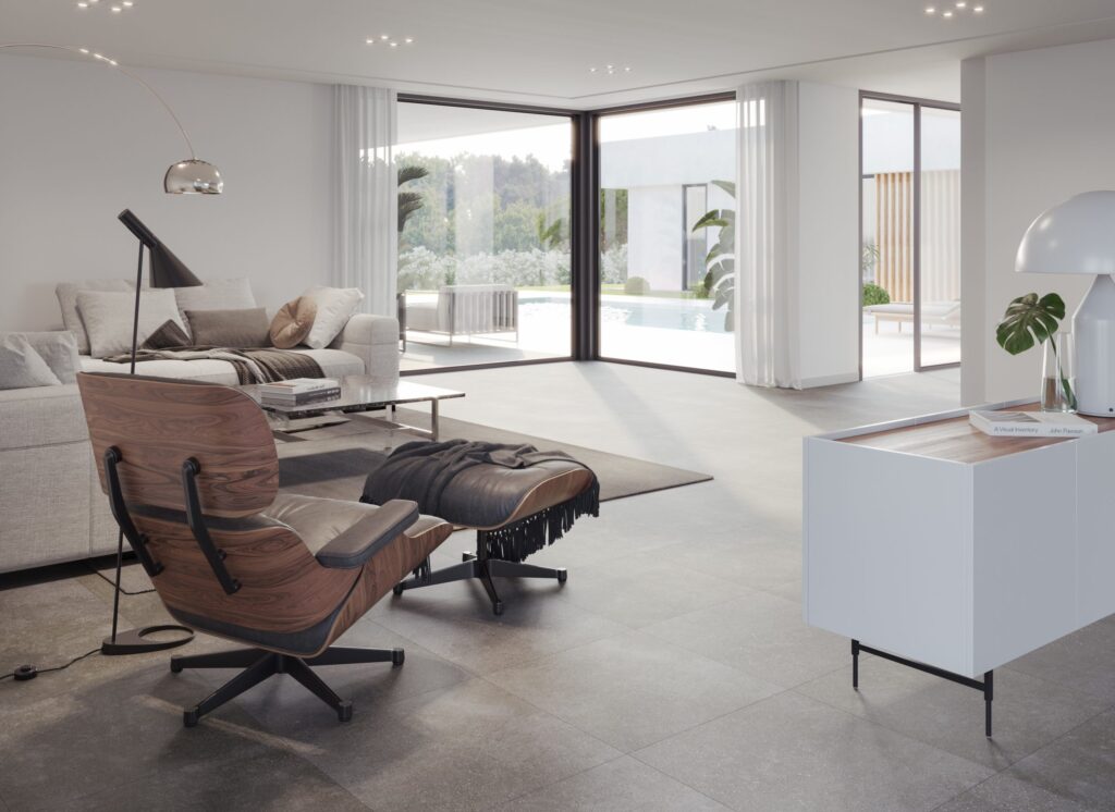 Salón moderno con butaca de diseño, grandes ventanales y espacios abiertos al jardín