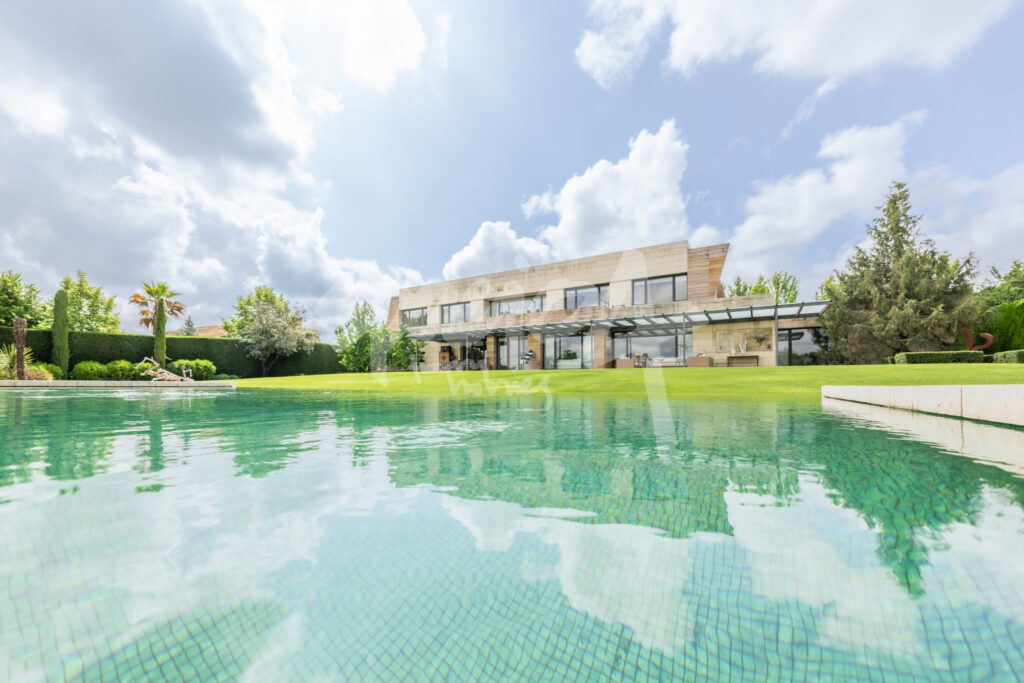 Vivienda moderna con piscina, amplios espacios exteriores y diseño sostenible, características valoradas por la Generación Z en su hogar