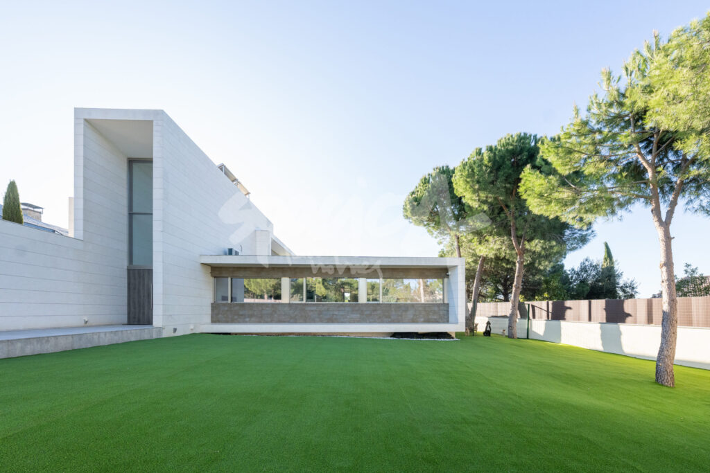 Chalet moderno con amplio jardín privado y fachada contemporánea en Boadilla del Monte