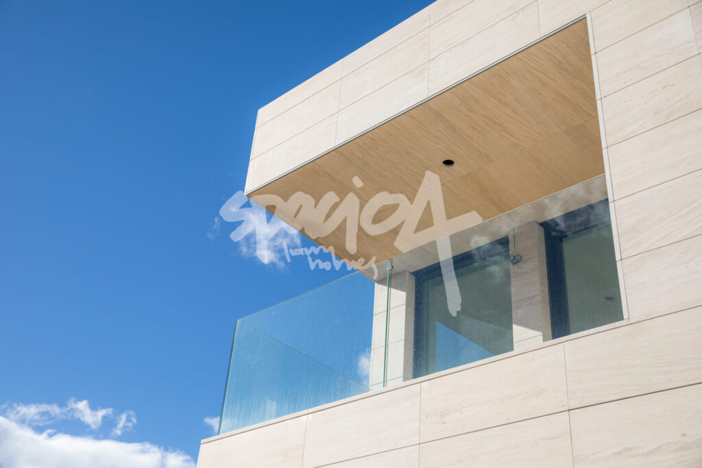 Detalle de fachada con madera natural integrada en vivienda unifamiliar de obra nueva