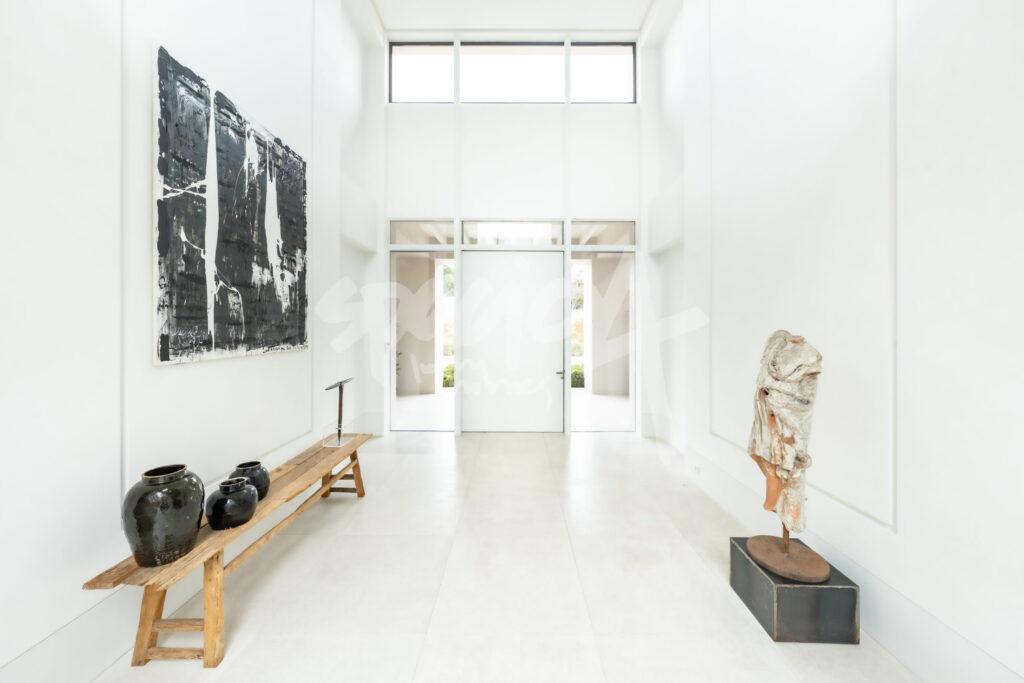 Recibidor amplio y luminoso en vivienda unifamiliar diseñado para causar una buena primera impresión
