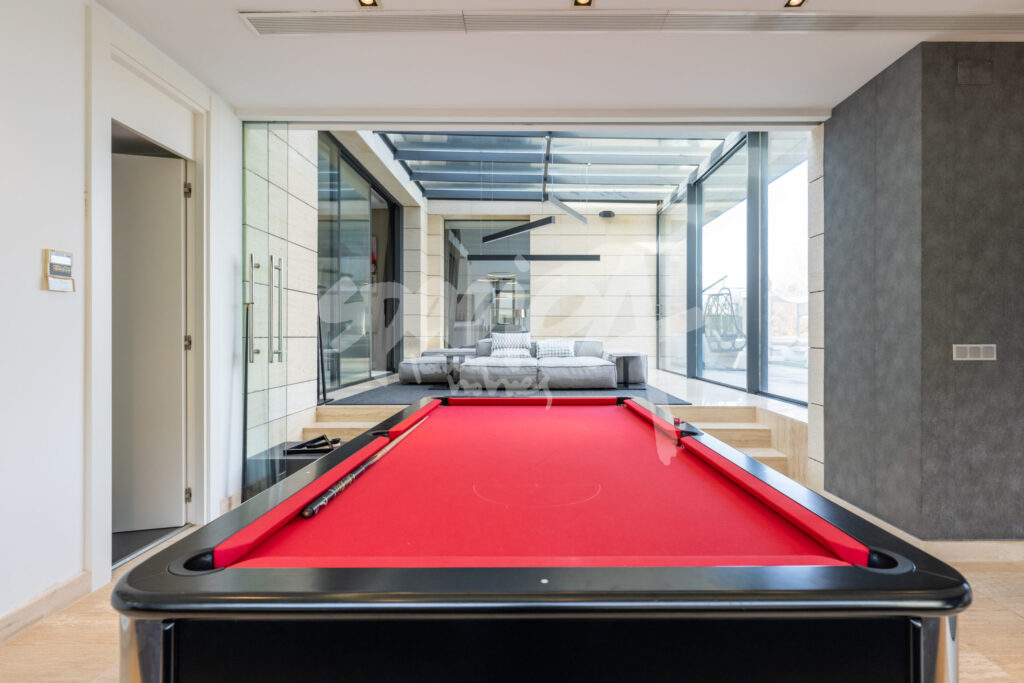 Sala de juegos con mesa de billar integrada en vivienda unifamiliar de Paseo de los Lagos