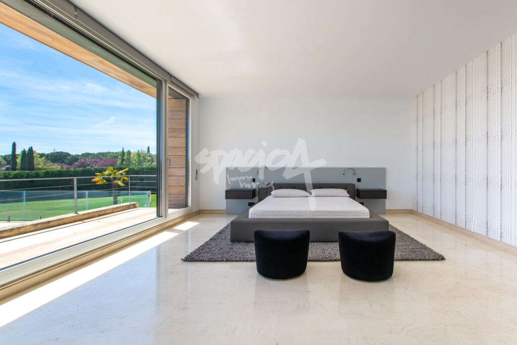 Dormitorio principal amplio y luminoso con acceso a terraza en vivienda unifamiliar de Paseo de los Lagos