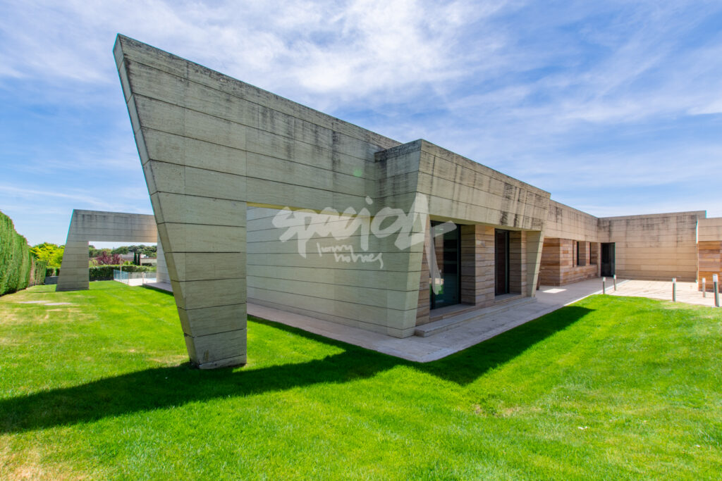 Vivienda moderna en Paseo de los Lagos con estructura de hormigón visto y diseño arquitectónico singular