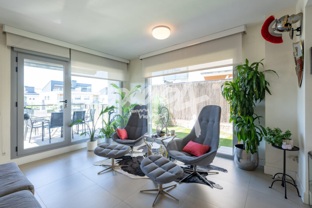 Cuarto de estar de diseño contemporáneo con sillones modernos y grandes ventanales