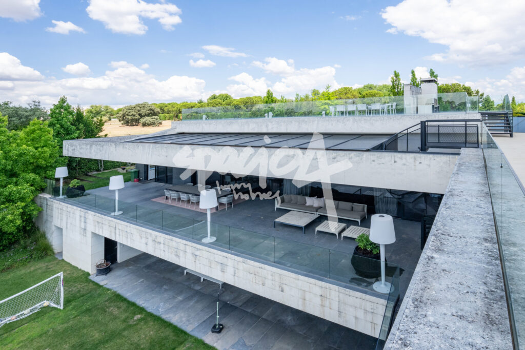 Vivienda contemporánea de diseño en hormigón visto con amplias terrazas exteriores