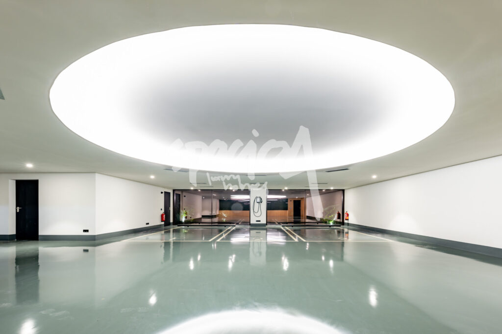Garaje interior de vivienda residencial en Paseo de los Lagos con diseño moderno