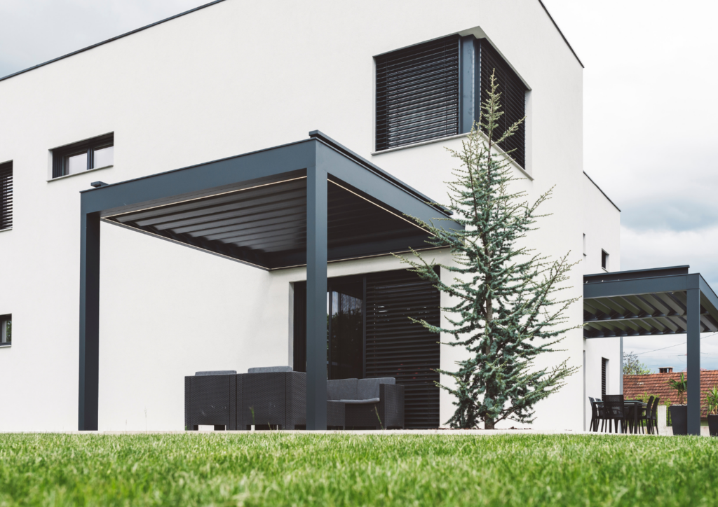Exterior de vivienda moderna con porche cubierto, protección solar y diseño exterior bien planificado