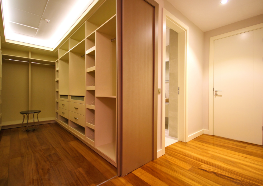 Vestidor moderno a medida con armarios abiertos, iluminación integrada y espacios optimizados para organización