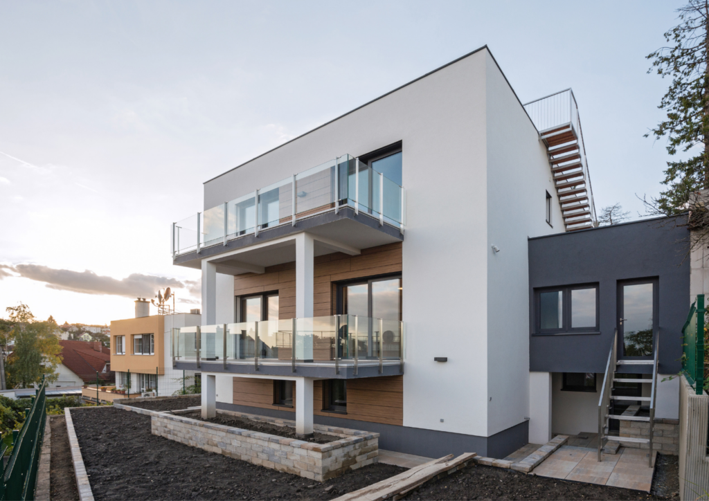 Vivienda contemporánea con balcones amplios que aportan luz natural y espacios exteriores funcionales
