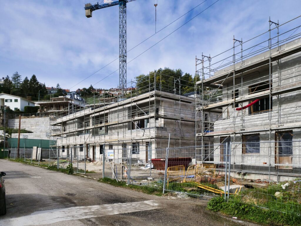 Promoción propia ZOE 33, viviendas de obra nueva en fase de construcción con estructura y andamiaje